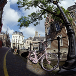 852075 Afbeelding van een roze fiets tegen de balustrade langs de Kromme Nieuwegracht te Utrecht, ter hoogte van ...